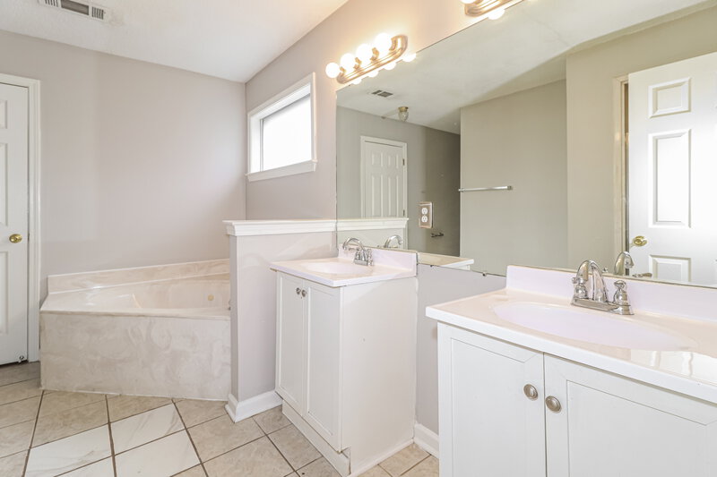 2,060/Mo, 8289 Crimson Creek Dr Cordova, TN 38016 Main Bathroom View
