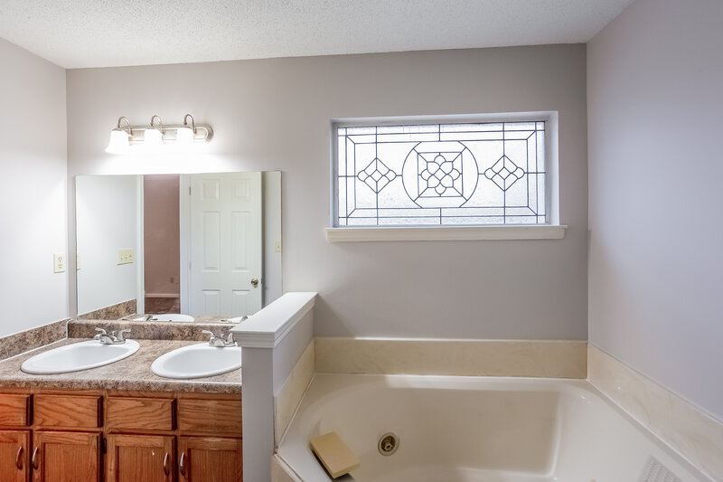 1,680/Mo, 6251 Liberty Point Cv Walls, MS 38680 Main Bathroom View 2