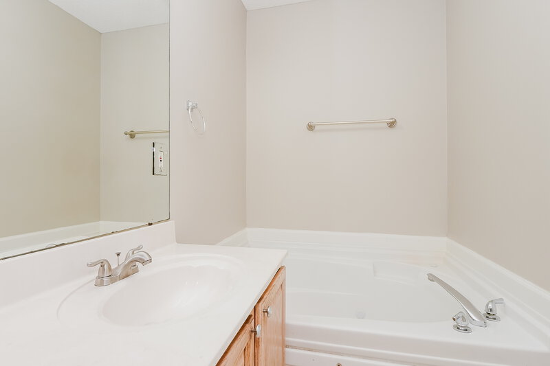1,915/Mo, 7335 Red Maple Dr Olive Branch, MS 38654 Bathroom View