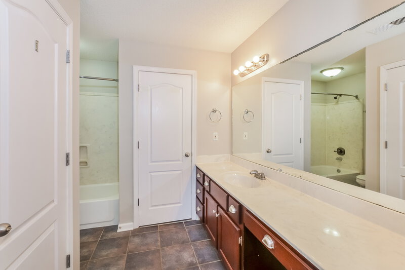 2,015/Mo, 6723 Crystal Dr Olive Branch, MS 38654 Main Bathroom View