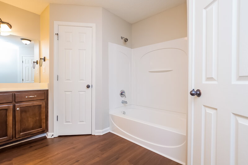 2,320/Mo, 4313 Genevieve Dr Southaven, MS 38672 Master Bathroom View