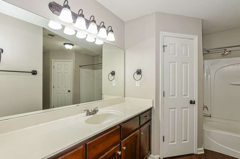 2,155/Mo, 4313 Genevieve Dr Southaven, MS 38672 Main Bathroom View
