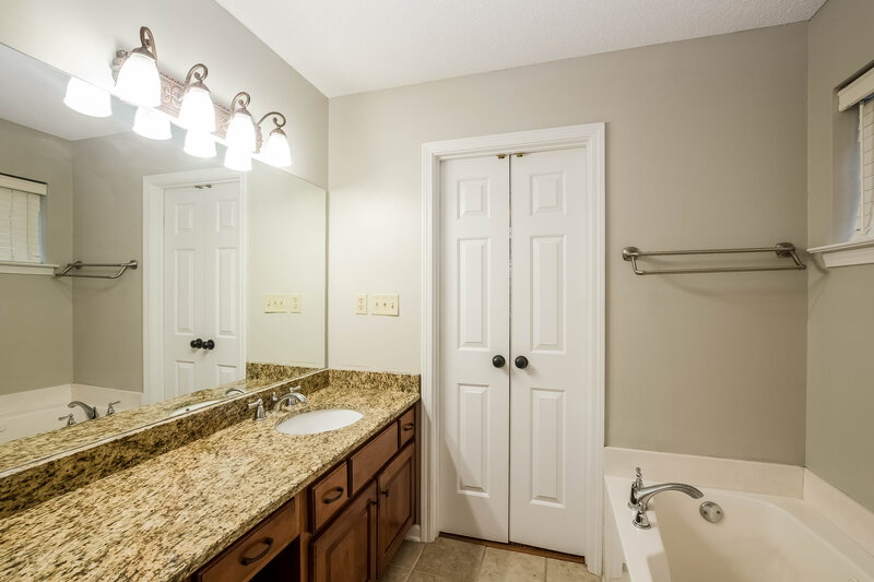 1,785/Mo, 8481 Regal Bend Dr Olive Branch, MS 38654 Master Bathroom View 2