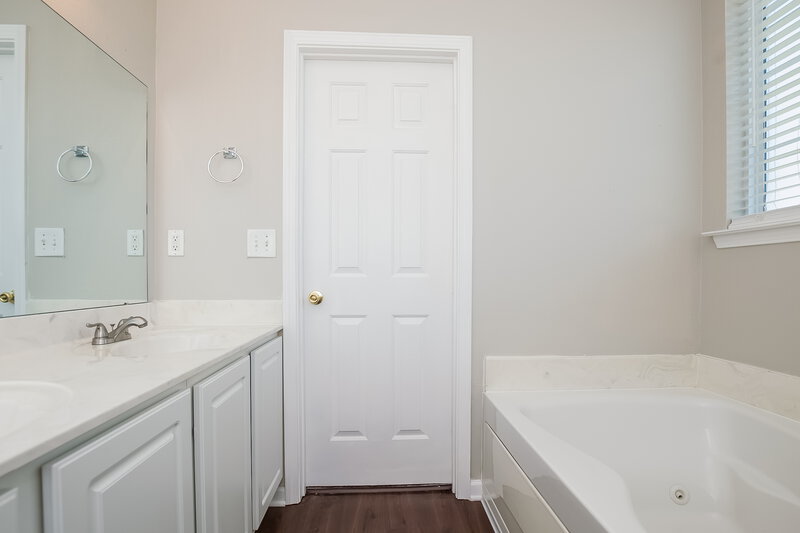 1,860/Mo, 7259 Alexander Rd Olive Branch, MS 38654 Master Bathroom View 2