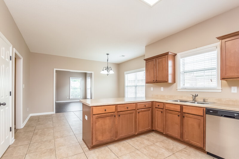 2,100/Mo, 5792 Bedford Loop E Southaven, MS 38672 Kitchen View 2