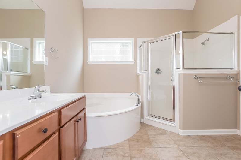 2,100/Mo, 5792 Bedford Loop E Southaven, MS 38672 Master Bathroom View
