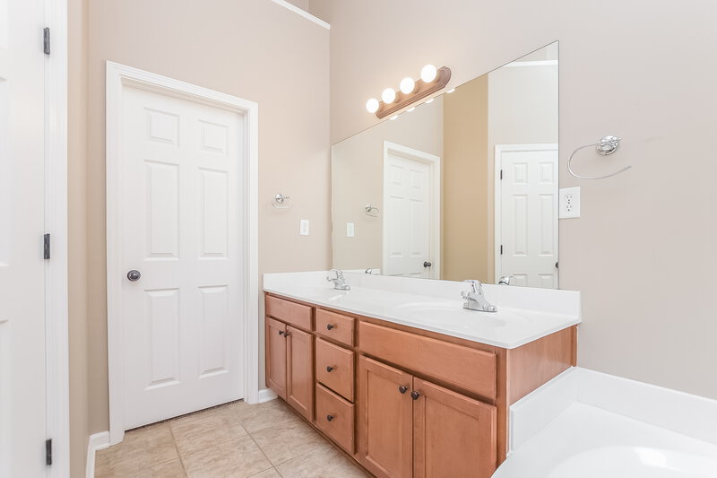 2,100/Mo, 5792 Bedford Loop E Southaven, MS 38672 Master Bathroom View 2