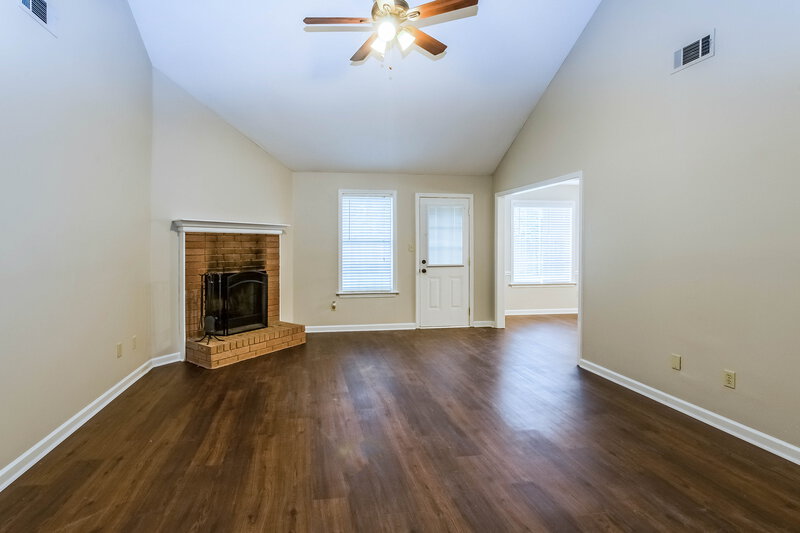 2,115/Mo, 250 Cross Point Cv Collierville, TN 38017 Living Room View 3