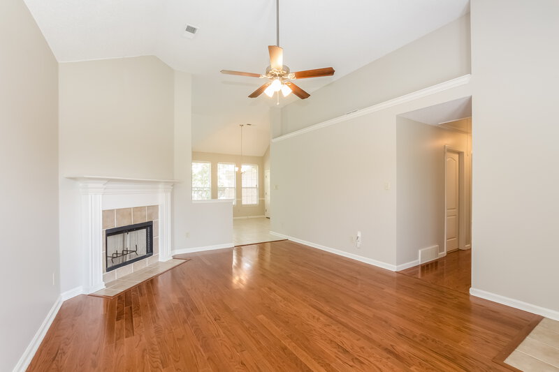 1,810/Mo, 10004 Woodland Birch Dr Lakeland, TN 38002 Living Room View 2