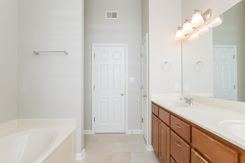 1,670/Mo, 6560 White Hawk Ln Olive Branch, MS 38654 Master Bathroom View