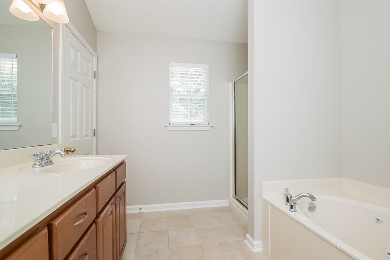 1,670/Mo, 6560 White Hawk Ln Olive Branch, MS 38654 Master Bathroom View 2