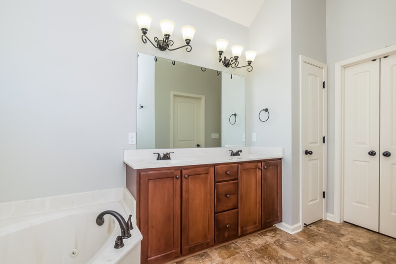 2,375/Mo, 3194 S Cherry Cv Southaven, MS 38672 Master Bathroomlarge View 2