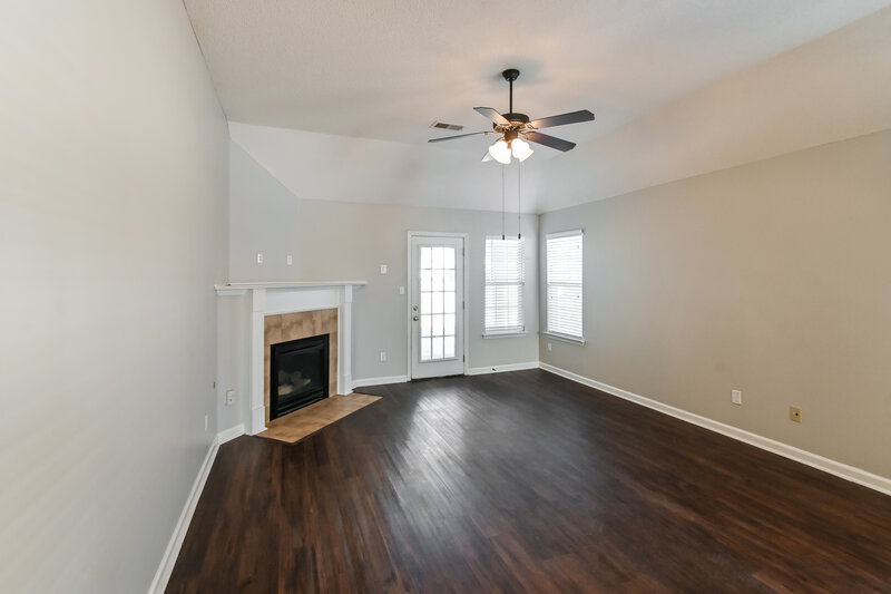 1,975/Mo, 5703 Bedford Loop E Southaven, MS 38672 Living Room View