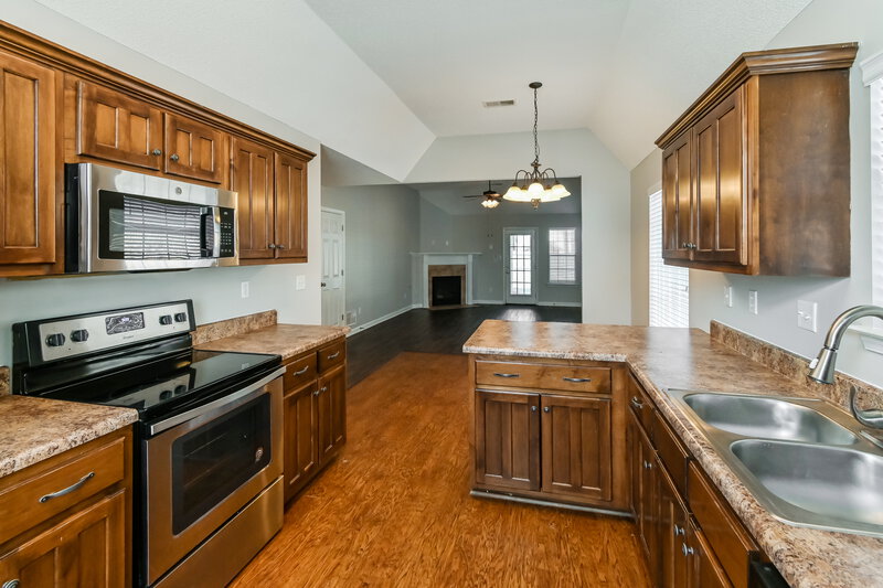 1,975/Mo, 5703 Bedford Loop E Southaven, MS 38672 Kitchen View 3