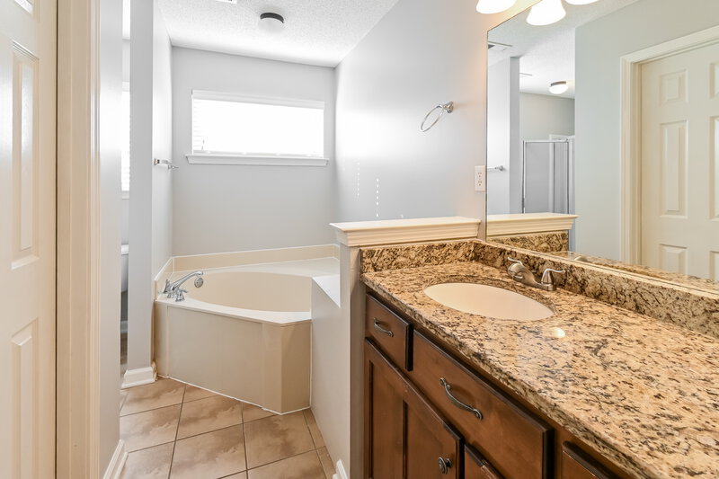 1,975/Mo, 5703 Bedford Loop E Southaven, MS 38672 Main Bathroom View