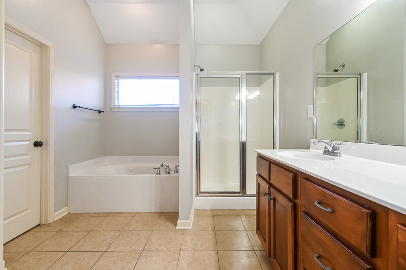 2,040/Mo, 4276 Arabella Dr Southaven, MS 38672 Main Bathroom View
