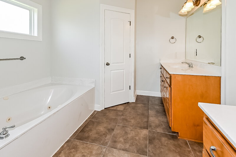2,065/Mo, 3376 Valley Crest Dr Southaven, MS 38672 Main Bathroom View