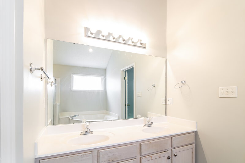 2,690/Mo, 7510 Bakers Glenn Ln Cordova, TN 38018 Main Bathroom View 2