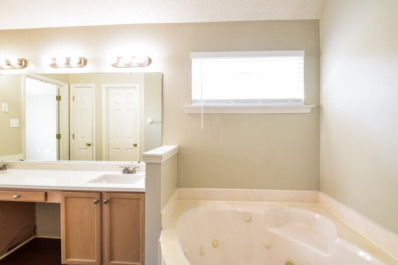 1,820/Mo, 10909 Lexington Dr Olive Branch, MS 38654 Main Bathroom View 2