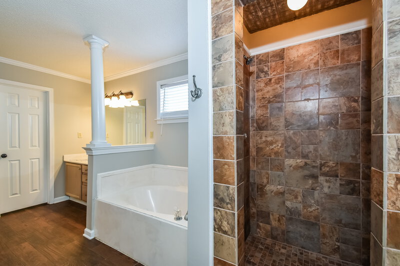 1,960/Mo, 9355 Lacee Ln Olive Branch, MS 38654 Main Bathroom View