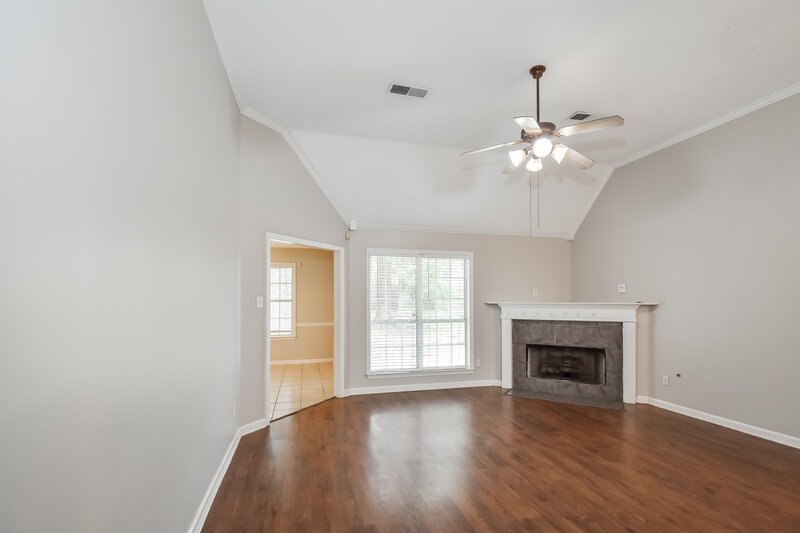 2,150/Mo, 45 Rolling Oaks Dr Oakland, TN 38060 Living Room View