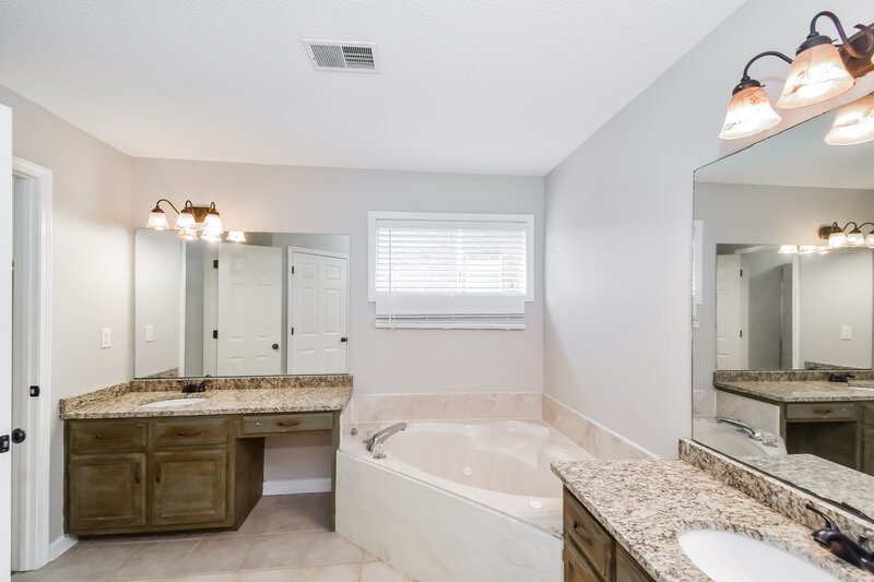 2,150/Mo, 45 Rolling Oaks Dr Oakland, TN 38060 Main Bathroom View