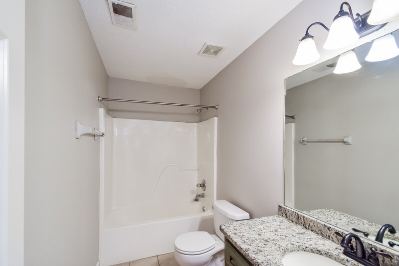 2,150/Mo, 45 Rolling Oaks Dr Oakland, TN 38060 Bathroom View