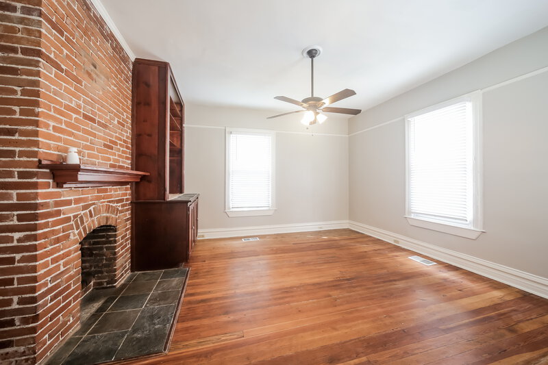 2,470/Mo, 2057 Vinton Ave Memphis, TN 38104 Living Room View