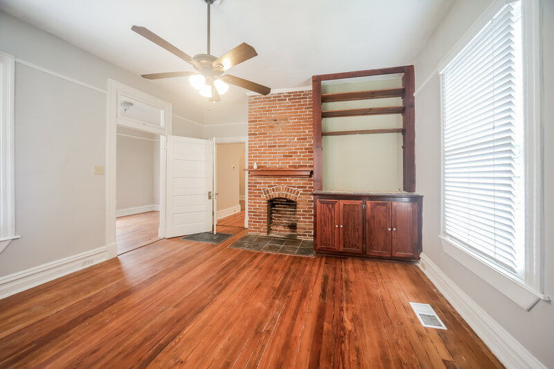 2,470/Mo, 2057 Vinton Ave Memphis, TN 38104 Living Room View 2