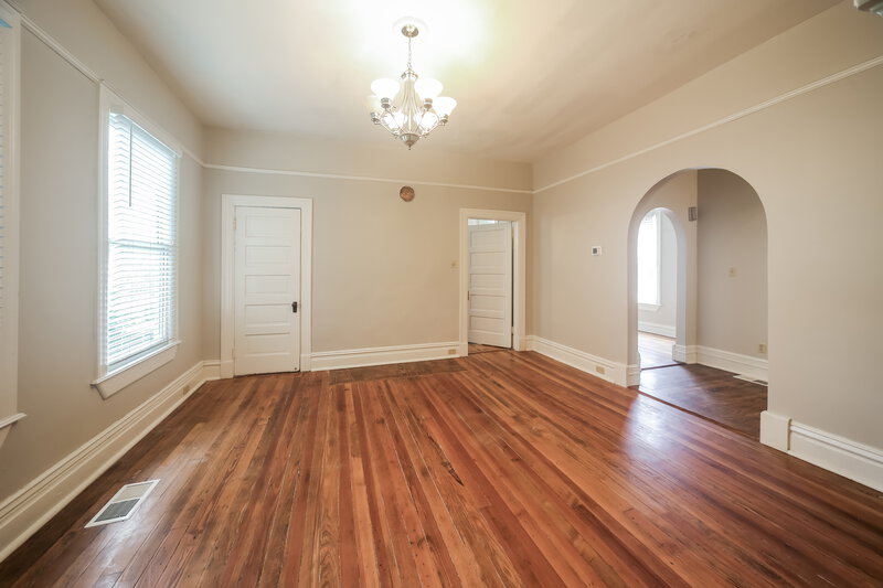 2,470/Mo, 2057 Vinton Ave Memphis, TN 38104 Dining Room View 2
