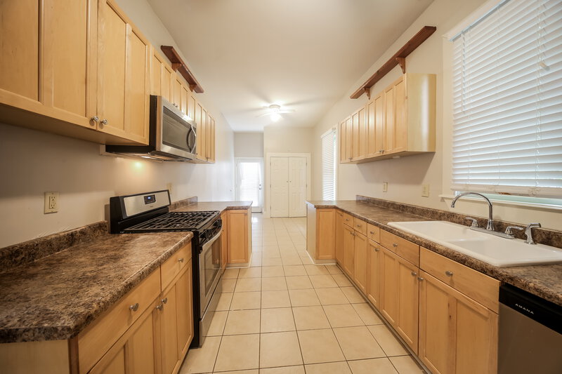 2,470/Mo, 2057 Vinton Ave Memphis, TN 38104 Kitchen View