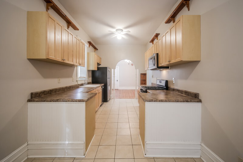 2,470/Mo, 2057 Vinton Ave Memphis, TN 38104 Kitchen View 2