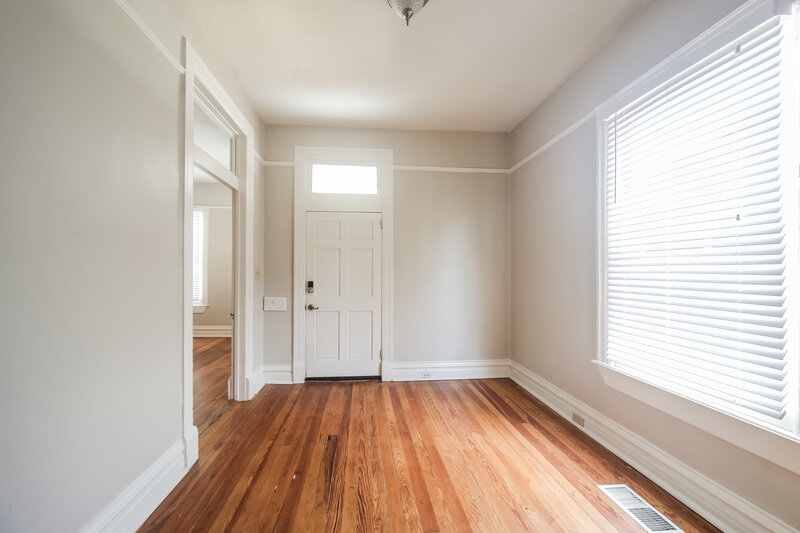 2,470/Mo, 2057 Vinton Ave Memphis, TN 38104 Bonus Room View