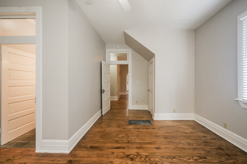 2,470/Mo, 2057 Vinton Ave Memphis, TN 38104 Main Bedroom View