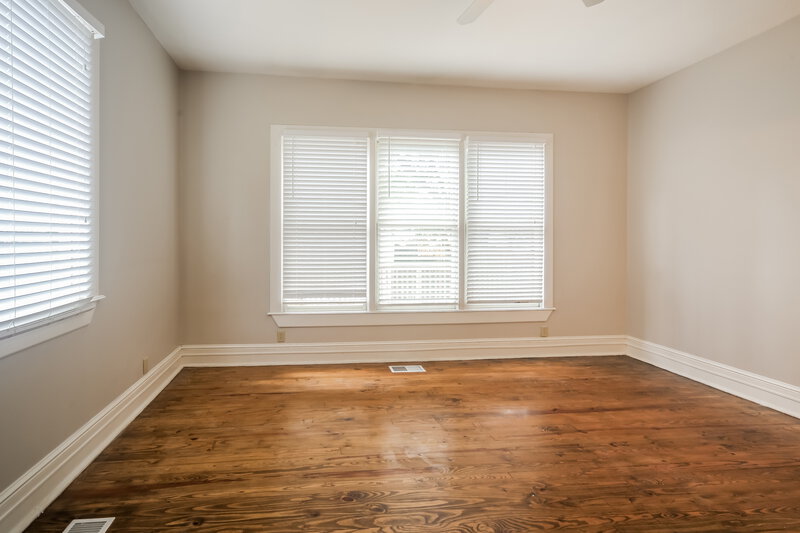 2,470/Mo, 2057 Vinton Ave Memphis, TN 38104 Main Bedroom View 2