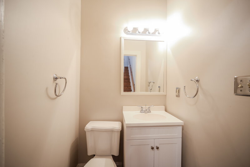 2,470/Mo, 2057 Vinton Ave Memphis, TN 38104 Main Bathroom View