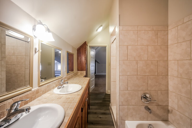 2,470/Mo, 2057 Vinton Ave Memphis, TN 38104 Bathroom View