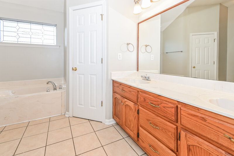 2,100/Mo, 5383 Mahogany Ridge Dr Arlington, TN 38002 Main Bathroom View