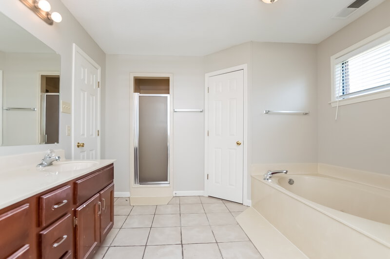 1,950/Mo, 6726 Oak Forest Dr Olive Branch, MS 38654 Master Bathroomlarge View