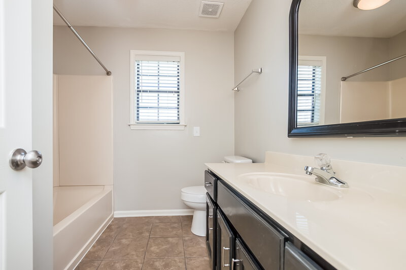 1,950/Mo, 6726 Oak Forest Dr Olive Branch, MS 38654 Bathroomlarge View 2
