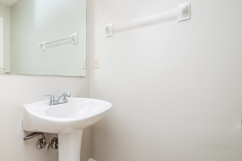 1,950/Mo, 6726 Oak Forest Dr Olive Branch, MS 38654 Powder Roomlarge View
