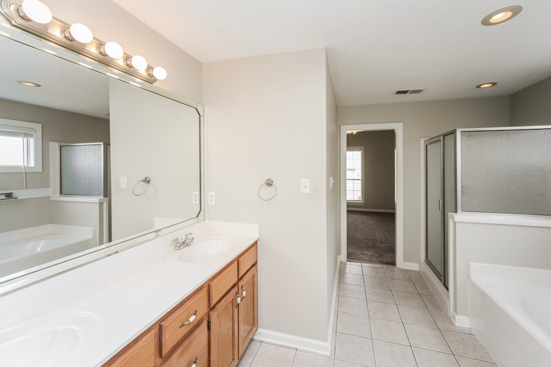 1,780/Mo, 10177 Fox Chase Dr Olive Branch, MS 38654 Main Bathroom View