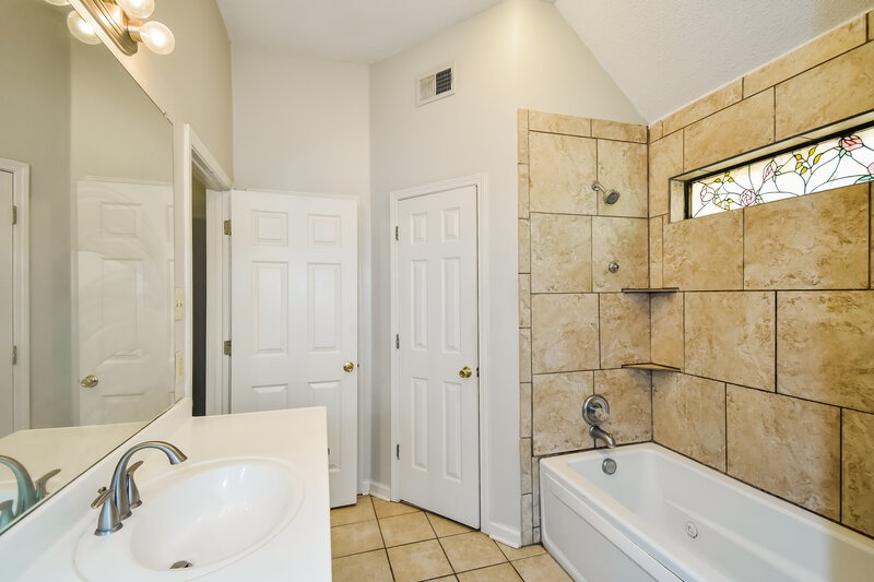 1,825/Mo, 6768 Ann Marie Cv Olive Branch, MS 38654 Main Bathroom View 2