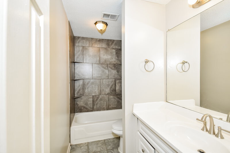 1,825/Mo, 6768 Ann Marie Cv Olive Branch, MS 38654 Bathroom View