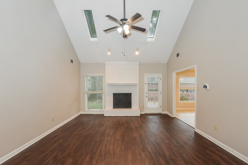 2,100/Mo, 1960 Maple Creek Dr Cordova, TN 38016 Living Room View 2