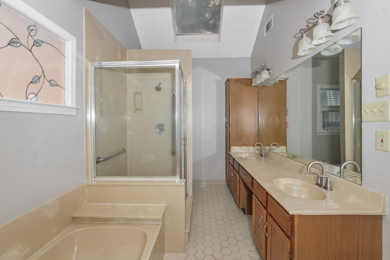 2,100/Mo, 1960 Maple Creek Dr Cordova, TN 38016 Main Bathroom View