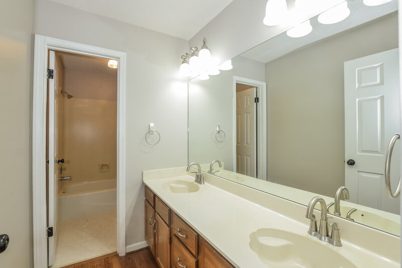 2,100/Mo, 1960 Maple Creek Dr Cordova, TN 38016 Bathroom View 2
