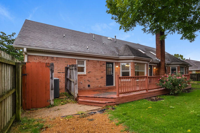 2,100/Mo, 1960 Maple Creek Dr Cordova, TN 38016 Rear View