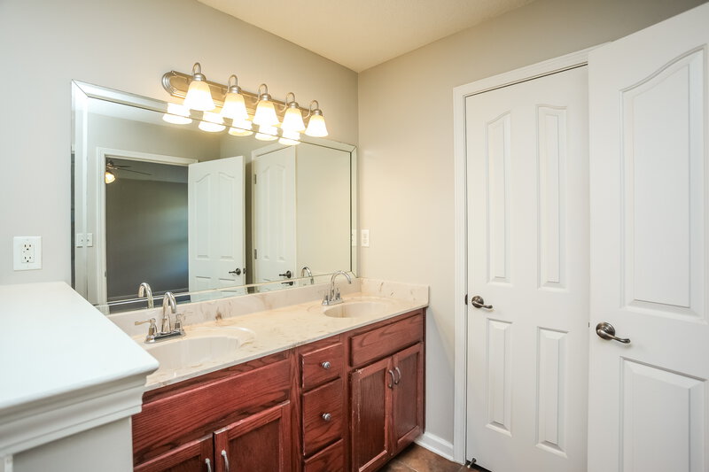 1,905/Mo, 8332 Pinnacle Dr Southaven, MS 38672 Main Bathroom View