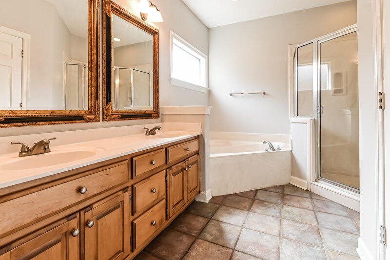 2,325/Mo, 2720 Graystone Dr Southaven, MS 38671 Main Bathroom View